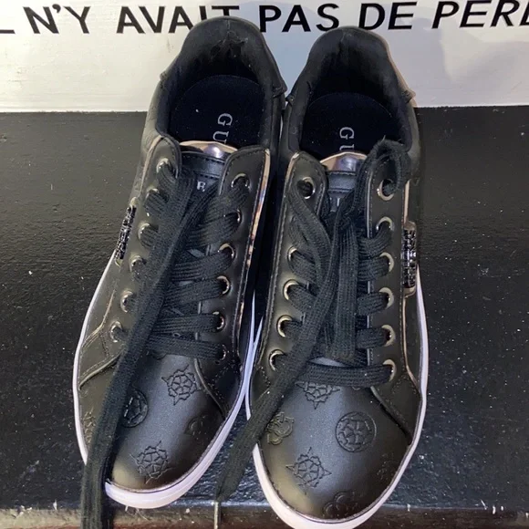 GUESS ⭐️authentic ⭐️ - Picture 2 of 7